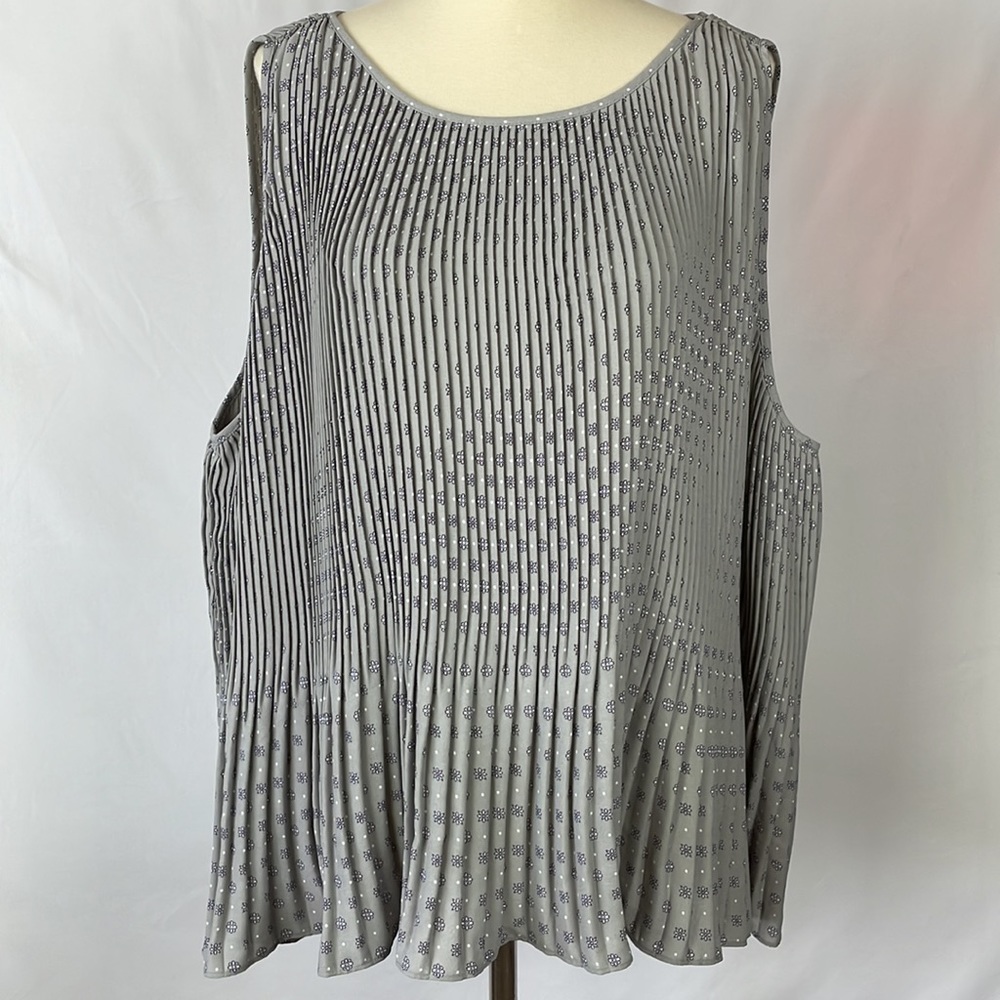 Banana Republic Gray w/Purple Floral Pleated Trapeze Swing Top - Size Large